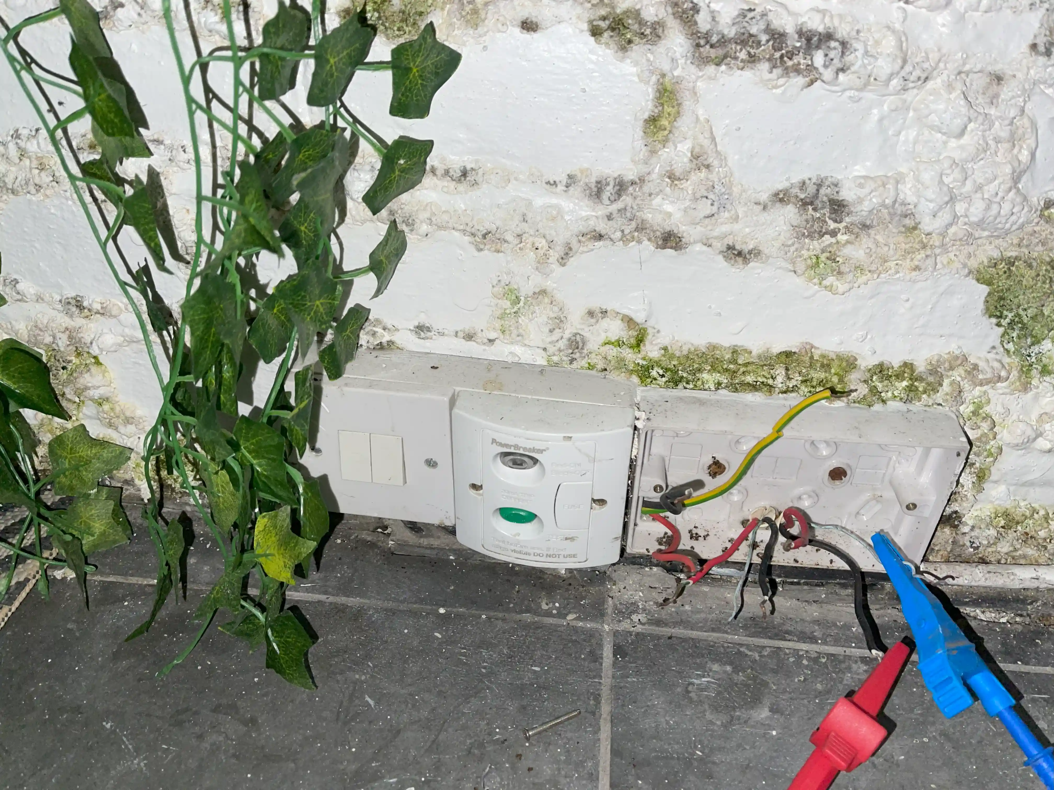 24 Hours Emergency Electrician near Chiswick